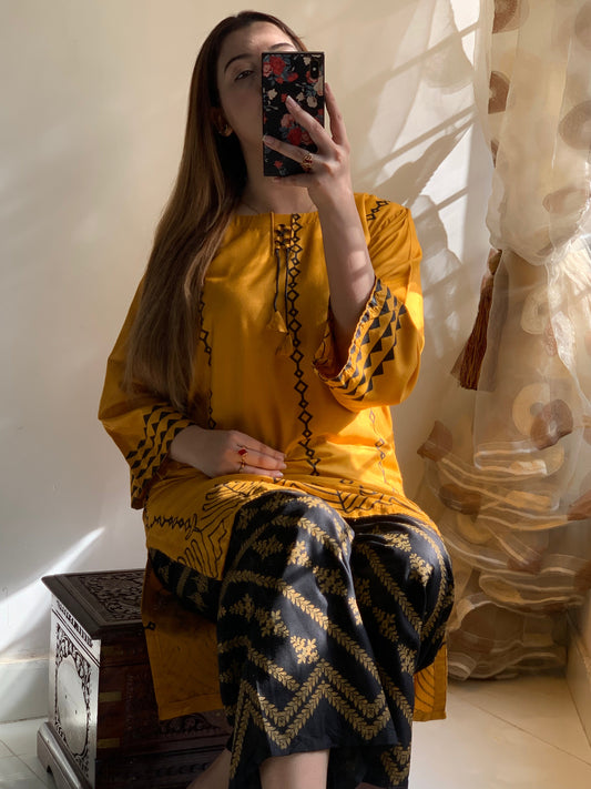 Saya (Stitched 2 Pcs)